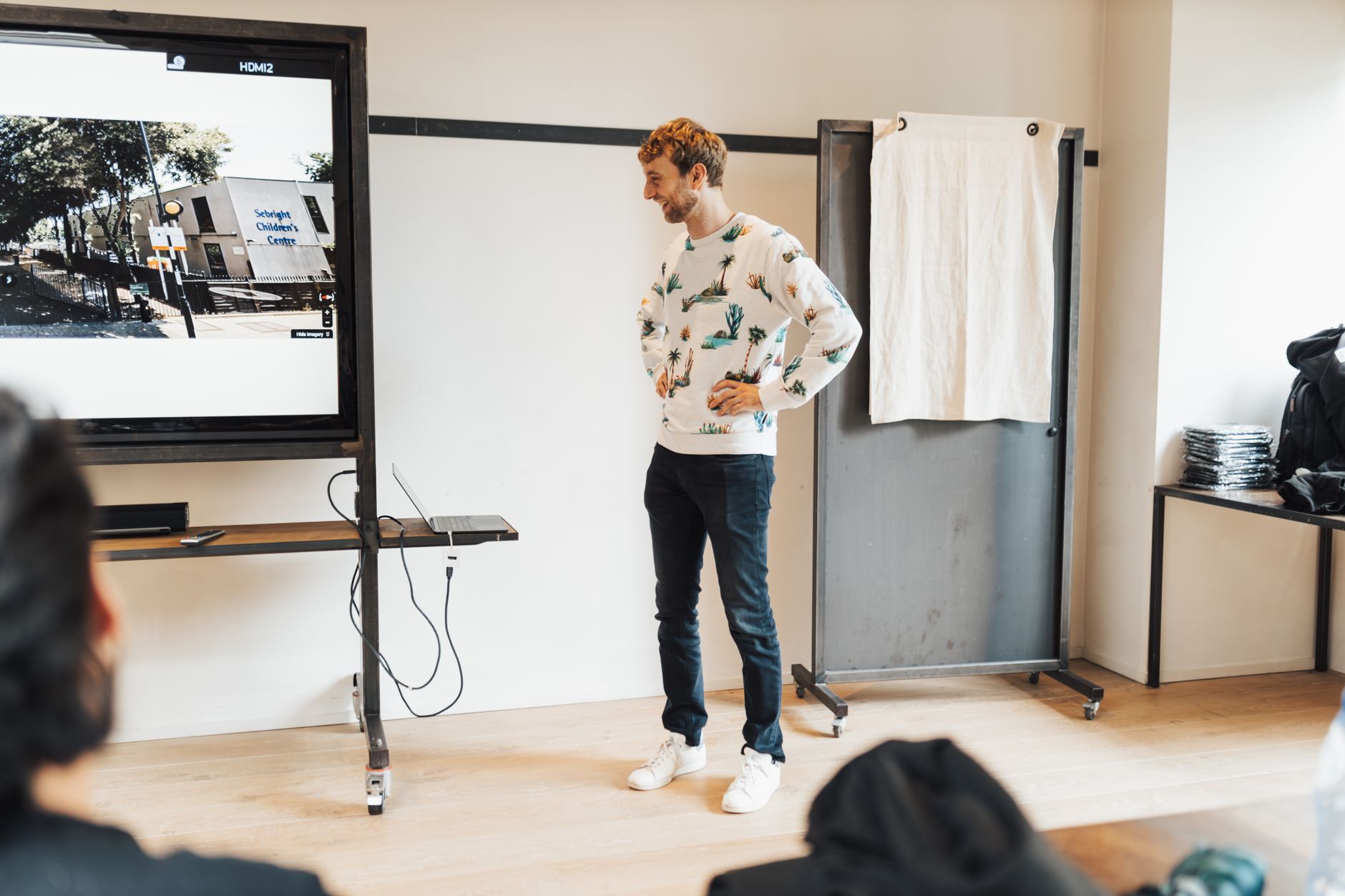 consultant présentant les fonctions d’un logiciel écran interactif à une équipe en formation dans une salle professionnelle